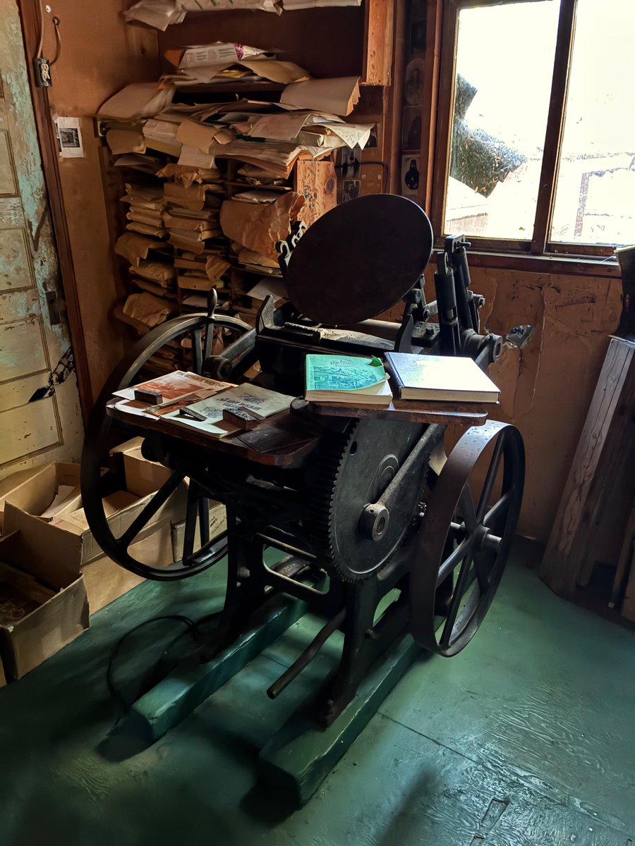 BrotherAugusti2's tweet image. Spent some time this morning with Blessed Seraphim Rose, that giant upon whose shoulders I stand in defending St. Augustine of Hippo.
Here are some photos of his resting place — the site of the first Divine Liturgy ever served at St. Herman of Alaska Monastery — along with the…