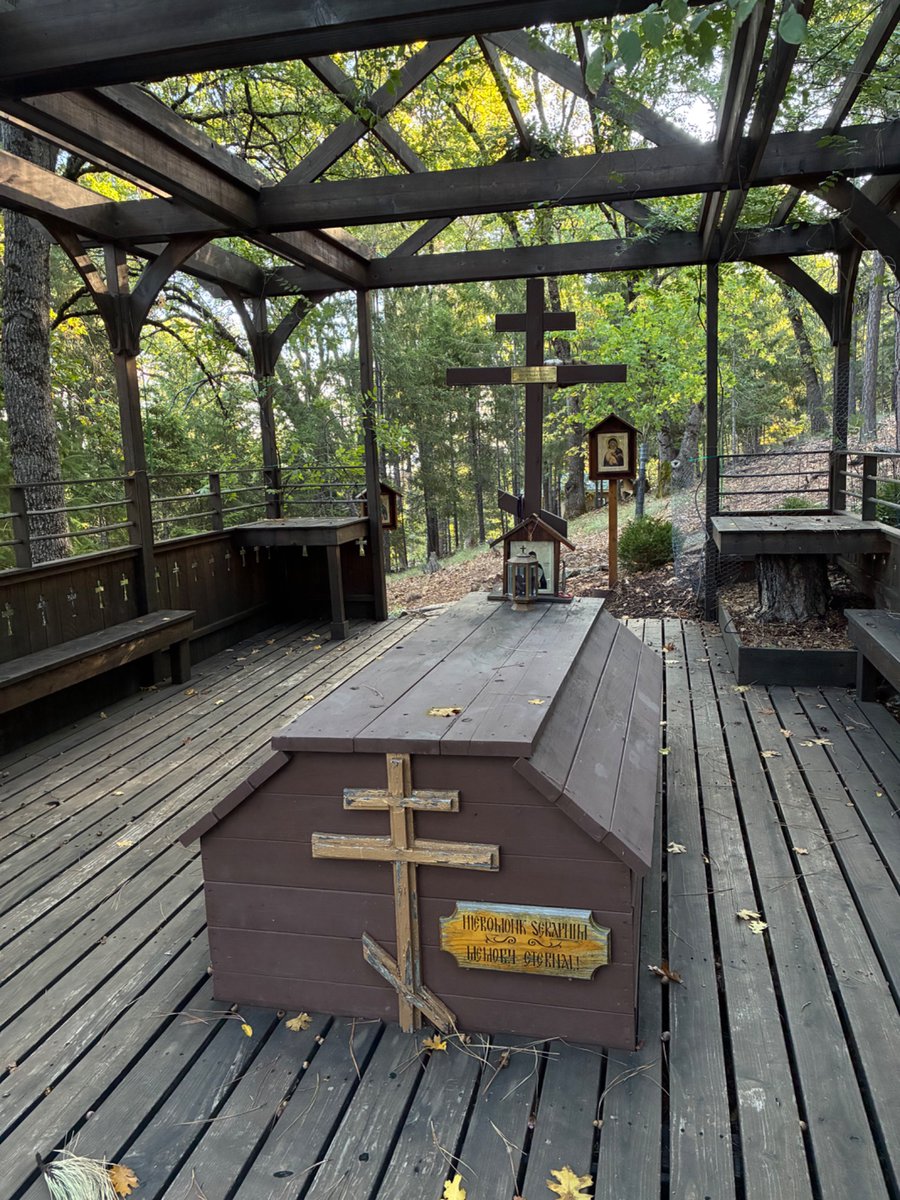 BrotherAugusti2's tweet image. Spent some time this morning with Blessed Seraphim Rose, that giant upon whose shoulders I stand in defending St. Augustine of Hippo.
Here are some photos of his resting place — the site of the first Divine Liturgy ever served at St. Herman of Alaska Monastery — along with the…