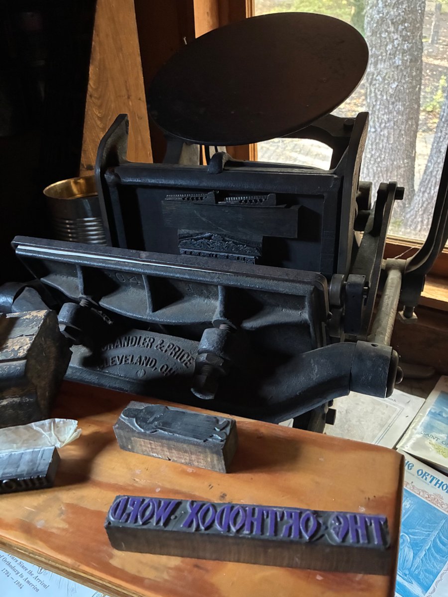 BrotherAugusti2's tweet image. Spent some time this morning with Blessed Seraphim Rose, that giant upon whose shoulders I stand in defending St. Augustine of Hippo.
Here are some photos of his resting place — the site of the first Divine Liturgy ever served at St. Herman of Alaska Monastery — along with the…