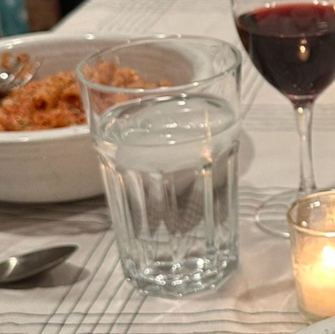shailene_woodli's tweet photo. The ice cubes in the drinks being slightly melted but not fully meaning they must have been on the table for at least 5-10 minutes https://t.co/rCnRJ1SCm1