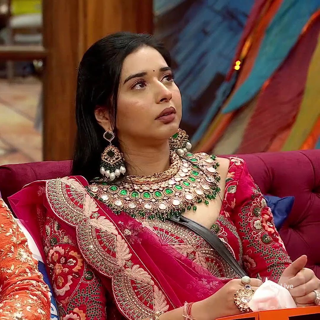 Ashnoor was right about #TanyaMittal she don't blink normally to get teary eyes 😭😂
#BiggBoss19 #BB19