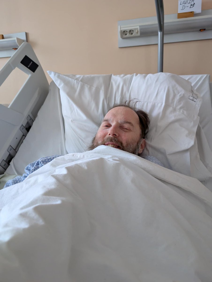Visą gyvenimą gėlių nešimas ligoniams man atrodė keistas reikalas. Toks awkward moment. Bet vakar grįžau iš dializės ir radau prie lovos šitą puokštę. Ir kažkaip labai pramušè ant emocijų. Toks fainas jausmas kai savijauta visiškai šūdina. ❤️