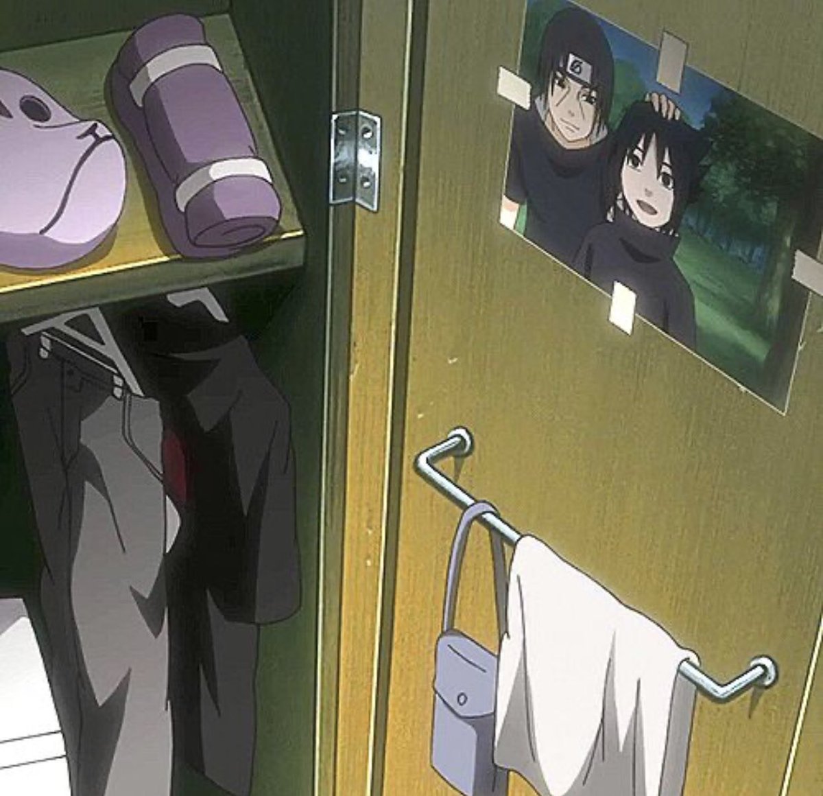 NarutoVibe's tweet image. Never forget that itachi kept a photo of Sasuke in his locker 💔