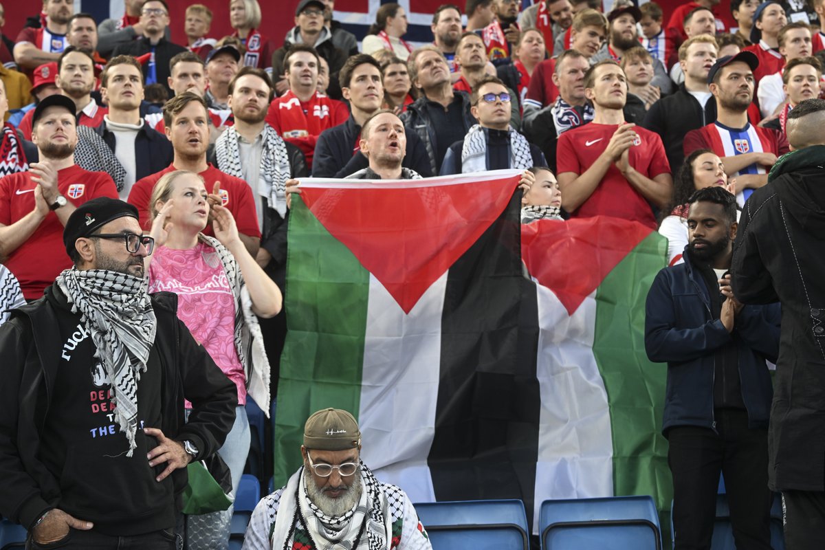 Norveçli taraftarlar, soykırımcı İsrail'e karşı oynadıkları maçta Filistin bayrağı açtı. 

Norveç'e 5-0 yenilen İsrail, 2 golü kendi kalesine attı.