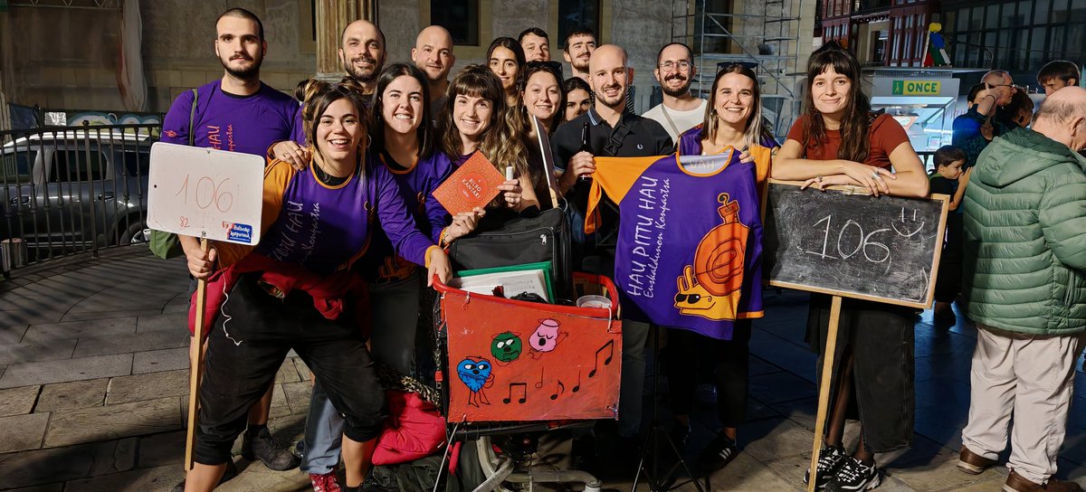 Gustora dabiltza Hau Pittu Hauko gure lagunak, gaur gurdiaren zaindari.

Eskerrik asko lanagatik!