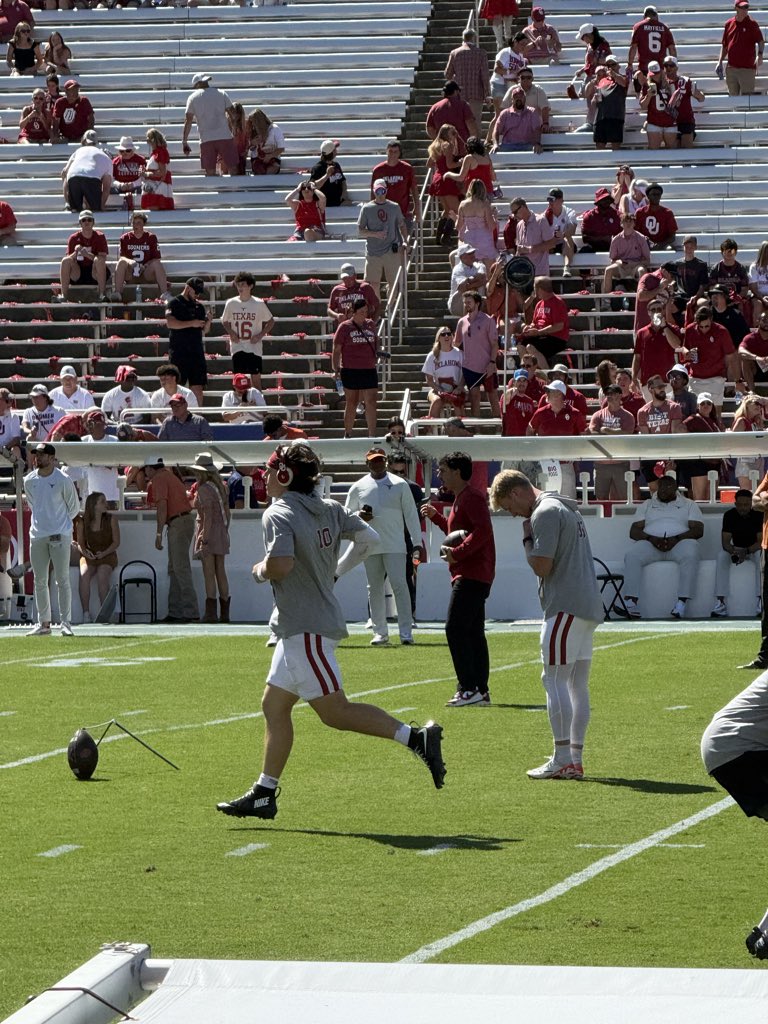 OUBarstool's tweet image. QB1 is good to go!

LETS GOOO