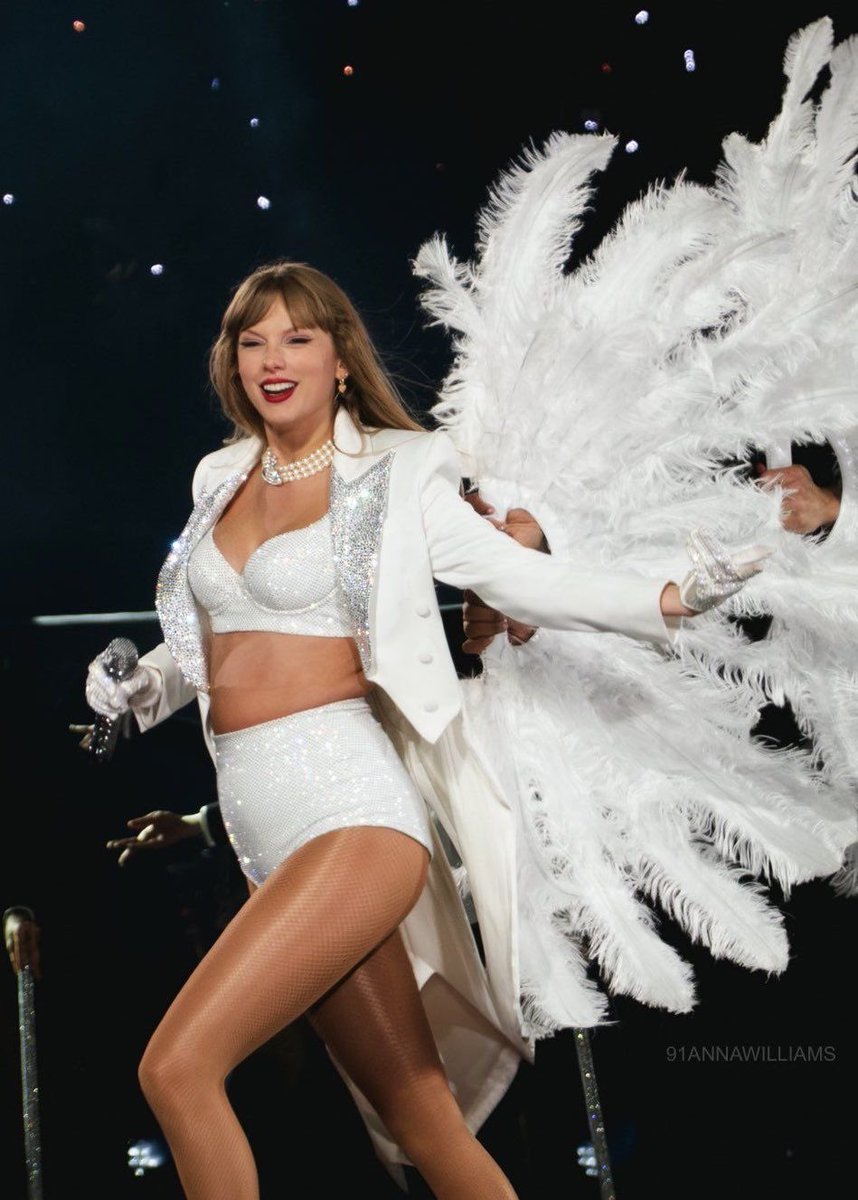PopFusionHQ's tweet image. Only two female artists in history have surpassed $2 billion in total tour gross. 

-Over $1 billion of that total coming from their STADIUM shows this decade alone.