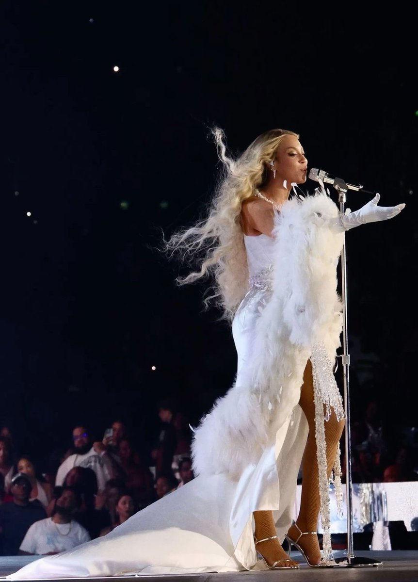 PopFusionHQ's tweet image. Only two female artists in history have surpassed $2 billion in total tour gross. 

-Over $1 billion of that total coming from their STADIUM shows this decade alone.