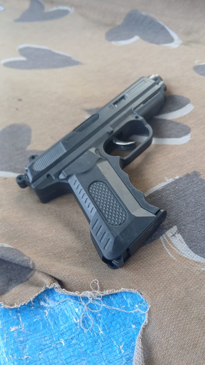 En el nuevo El Salvador no hay cabida para la violencia ni para quienes intimidan a la gente. Aquí actuamos rápido para hacer cumplir la ley.

Durante un patrullaje, agentes de nuestra <a href="/PNCSV/">PNC El Salvador</a> fueron alertados sobre un sujeto que amenazaba a ciudadanos con un arma. Gracias a la