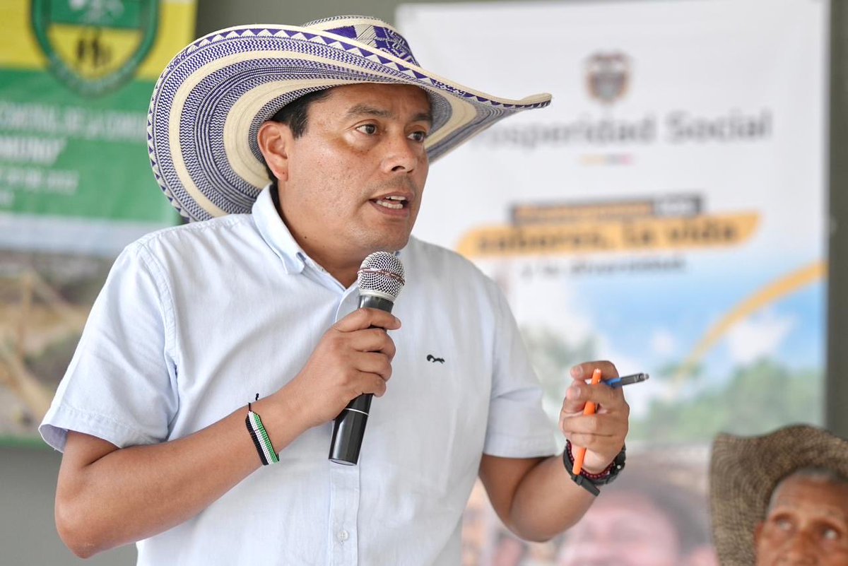 Gracias #Monteria. Junto a las asociaciones y juntas comunales de la comuna 1, conversamos sobre vías comunales, fortalecimiento de la economía popular, tiendas solidarias y camapaña #DignidadMayor . Cafecito, baile y alegría para impulsar la agenda del Cambio. 

<a href="/petrogustavo/">Gustavo Petro</a>