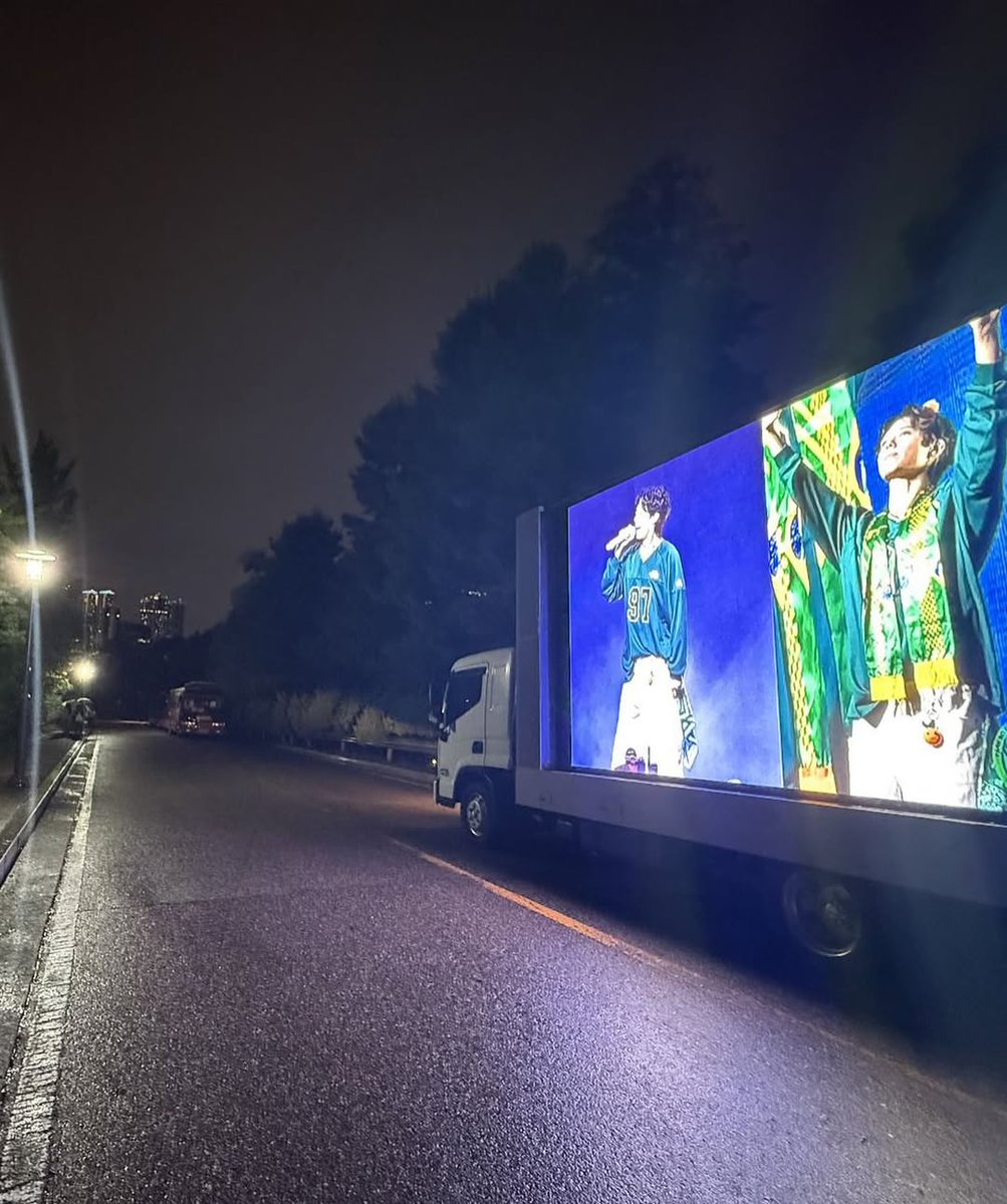 parkbogumbrfc's tweet photo. Em agradecimento a vinda de nosso príncipe @BOGUMMY  ao Brasil, enviamos um caminhão com vários momentos que marcaram o nosso coração no Fanmeeting 🥰🥰
Com certeza o último Fanmeeting realizado em Seoul foi incrível!! 
Nosso coração apertadinho de saudades já sonha com o próximo 🥹🥹
Esperamos que tenha chegado ate o seu coração esse pequeno gesto de gratidão e carinho!! 
Saiba que você estará guardado em nosso coração para sempre 🩵🩵🩵🇧🇷🇧🇷🇧🇷
#BEWITHYOUSEOUL
#박보검
#ParkBoGum
#parkbogumbrasilfc 
#bogumbrasilfc 
#BrasilPorBogum