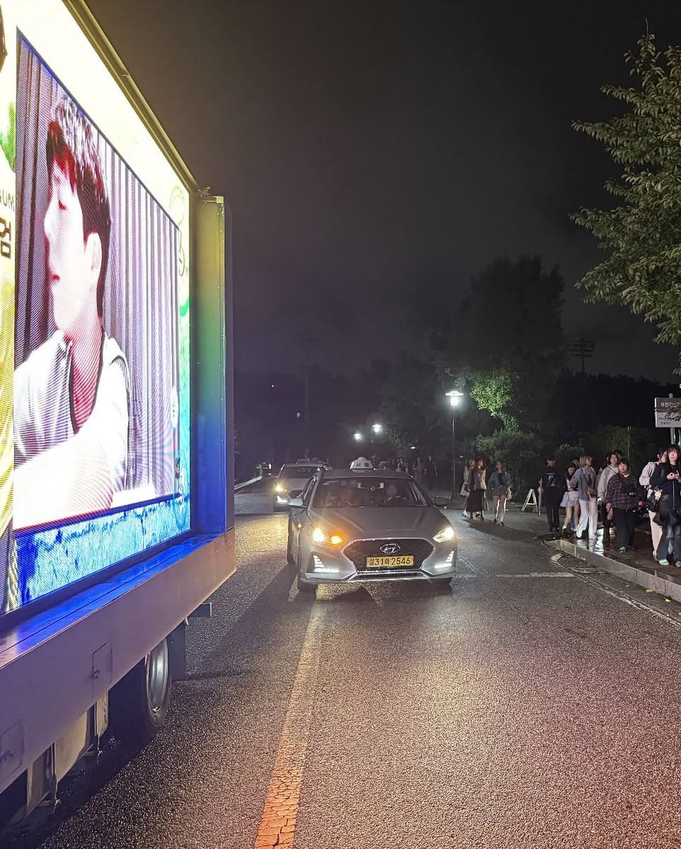parkbogumbrfc's tweet photo. Em agradecimento a vinda de nosso príncipe @BOGUMMY  ao Brasil, enviamos um caminhão com vários momentos que marcaram o nosso coração no Fanmeeting 🥰🥰
Com certeza o último Fanmeeting realizado em Seoul foi incrível!! 
Nosso coração apertadinho de saudades já sonha com o próximo 🥹🥹
Esperamos que tenha chegado ate o seu coração esse pequeno gesto de gratidão e carinho!! 
Saiba que você estará guardado em nosso coração para sempre 🩵🩵🩵🇧🇷🇧🇷🇧🇷
#BEWITHYOUSEOUL
#박보검
#ParkBoGum
#parkbogumbrasilfc 
#bogumbrasilfc 
#BrasilPorBogum