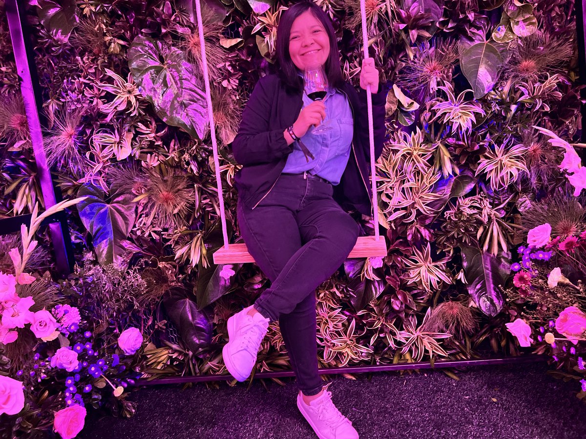 Este ha sido un año que he aprendido a sobrevivir, un año en el que la vida me ha dado vueltas, también uno en el que he logrado muchas cosas. 💫

Anoche, disfrutando de la feria del vino, recordé lo importante que es celebrar cada pequeño logro y seguir brindando por la vida. 🍷