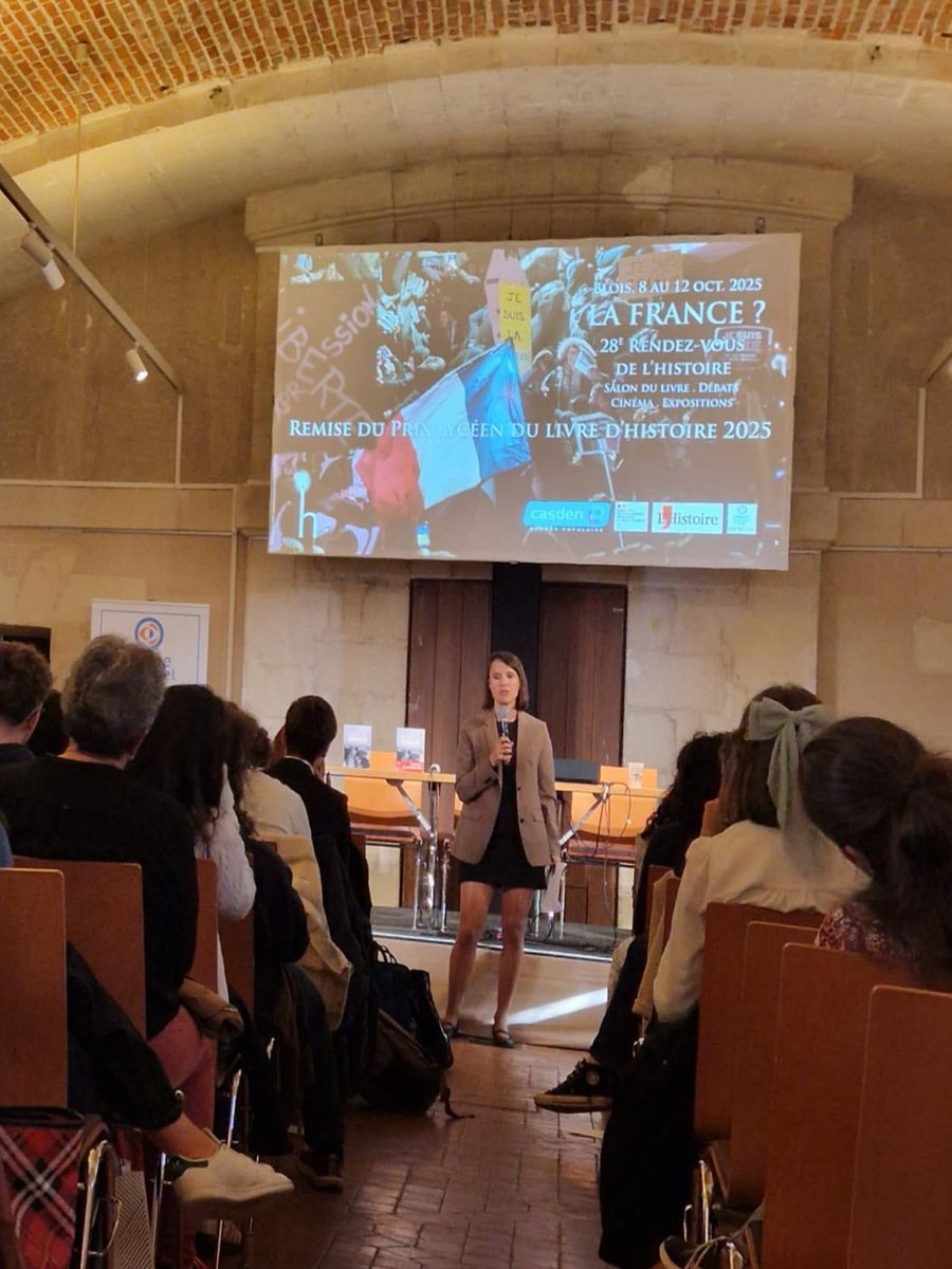 📚 Félicitations à Sarah Gruszka, lauréate du Prix lycéen du livre d'histoire de Blois pour son livre "Le Siège de Leningrad" 👏