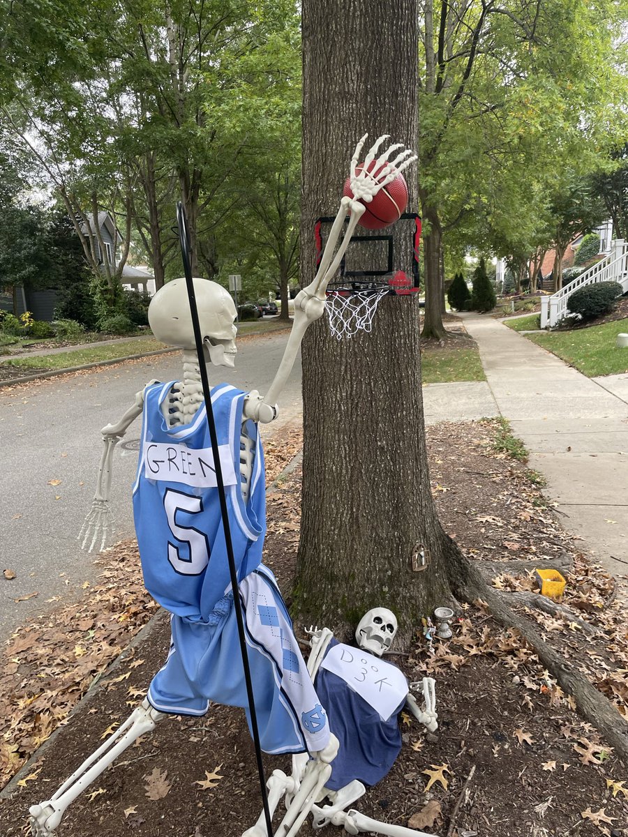 SonOfODell's tweet photo. From a friend/former neighbor who lives in Chapel Hill.  @DGreen_14 @UNC_Basketball 

“Happy Halloween!!! 
I hope this doesn’t scare away any of the dook fans.”

Though, do we want any dook fans around? https://t.co/UuDLJrP5El