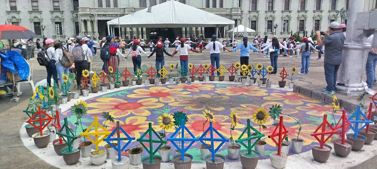 "Vamos a las plazas de toda la ciudad a ver a las niñas para ver cómo están. Las niñas no están bien. ¿Las niñas cómo están? Luchando y exigiendo por todas las demás." 

#LaRondaDeLasNiñas

#LuchaComoNiña 💪🏾