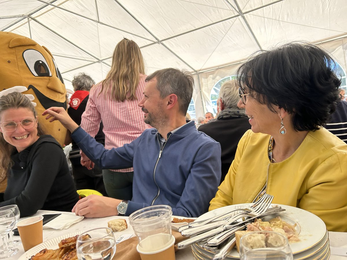 cpiresbeaune's tweet photo. Fête à la pomme de terre de Biollet ce matin avec @Micha_BARE où nous avons échangé avec de nbx habitants partagés entre colère et résignation. Mais l’ambiance était tout de même à la fête. Bravo aux bénévoles qui ont permis de partager un repas avec près de 800 convives. https://t.co/JlEmEp7zVs
