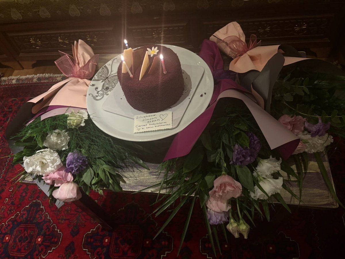 Allah'ım bana emanet olarak verdiğin evlatlarımı, sana emanet ediyorum.
Yaşadığım süre boyunca onların mutluluklarına şahit ettir beni.
Öyle güzel yollarda yürüsünler ki, senden baska kimseye ihtiyaçları olmasın.
#kizcocuklarigunu #DuenyaKızCocuklarıGuenue