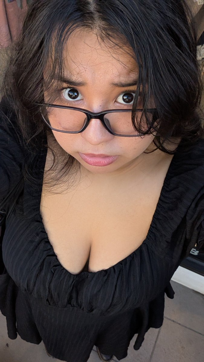 Blobnard's tweet photo. IN LINE FOR CORTIS GROVE #stressedaf https://t.co/RmwKZ8kFbd