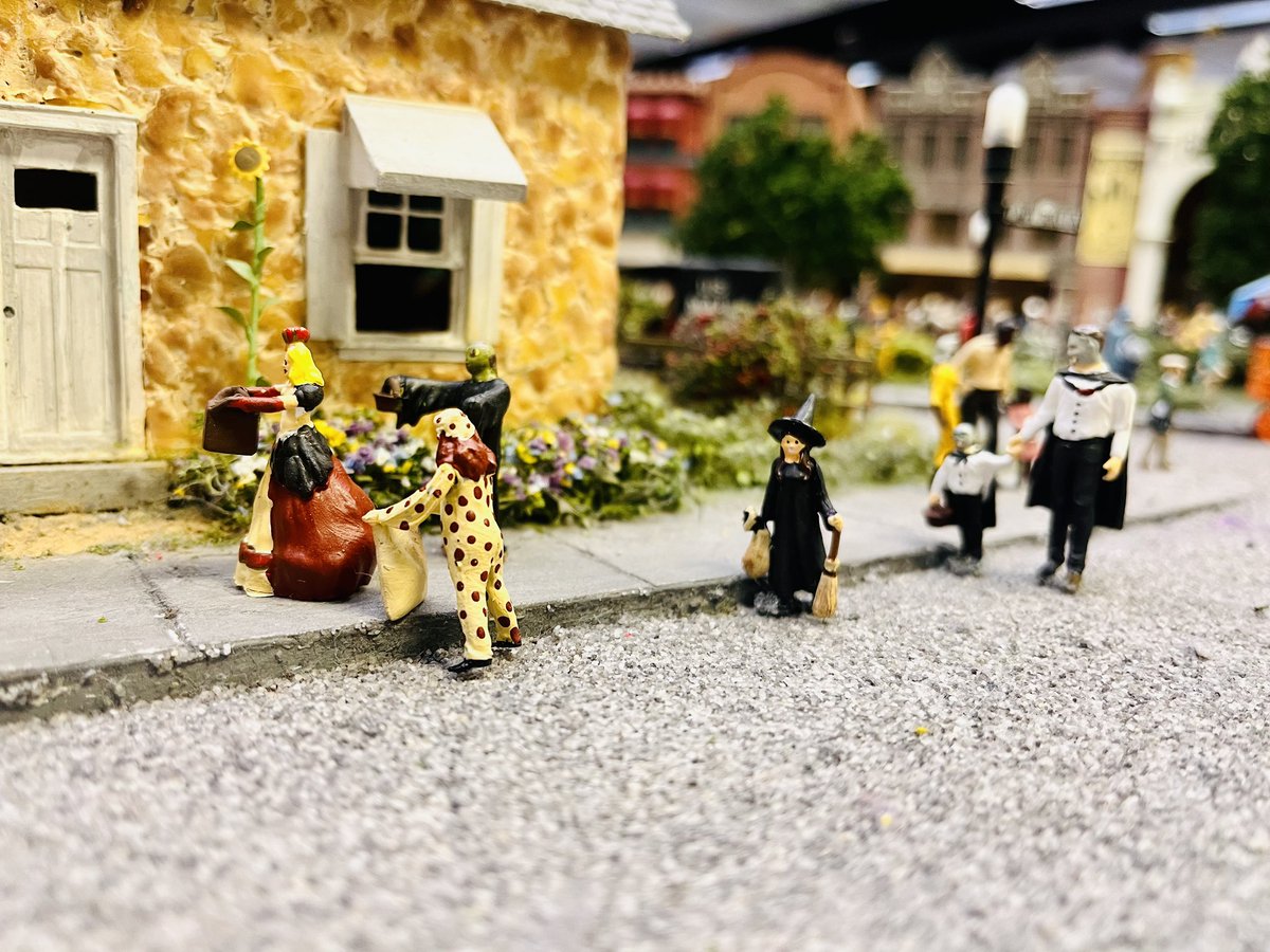 Something wicked this way comes. 🎃🍂🦇 We love our miniature Halloweentown! 🧡🖤