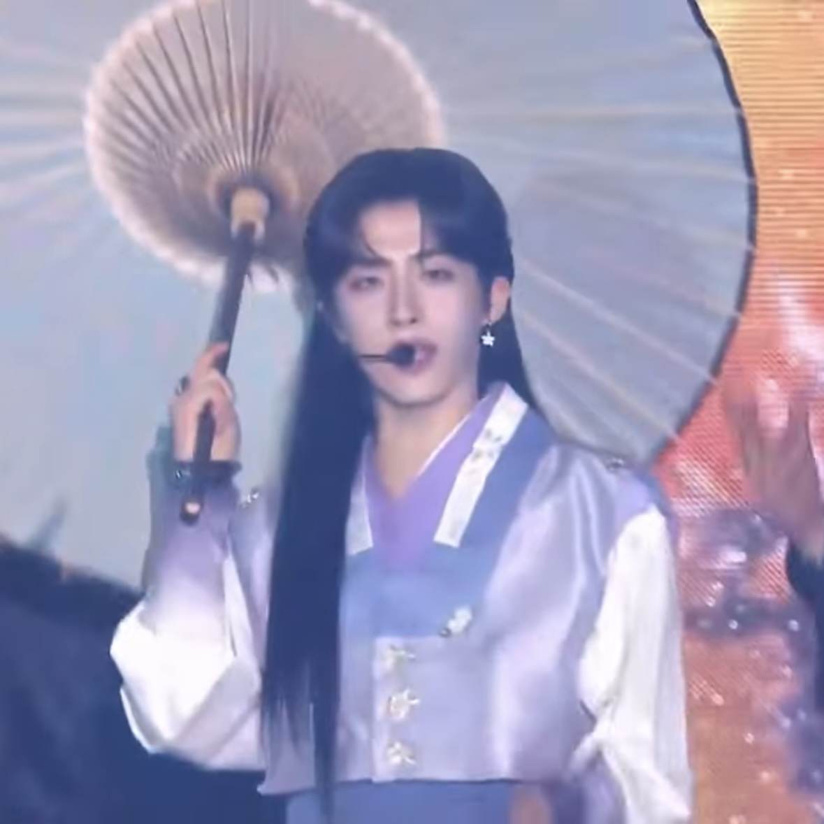 errday_oneus's tweet photo. 하 경주 APEC 행사에 맞춤한복 입고 한국풍 무대만 한 원어스 ㅈㄴ 감다살 아니냐 심지어 장발에 제일 테토남 같은 애한테 고증 지켜서 대표 발굴유물 신라st 곡옥 귀걸이 달게 한 거까지 개뻐렁참｡。
원어스 니네 한국풍 재능있어 계속해 제발 https://t.co/JX4CTad1mG