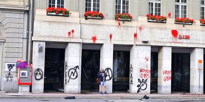 Bern beherbergt so viele Gewalttäter!

Heute schreien sie alle, aber seit 2 Jahren profitieren sie &amp; ihre Unternehmen vom Genozid in Gaza.

Bern beherbergt Waffenfirmen wie Elbit, UBS + Nationalbank, ab &amp; zu den Zionistenfreund Cassis und hunderte weitere Gewalttäter in Anzug.