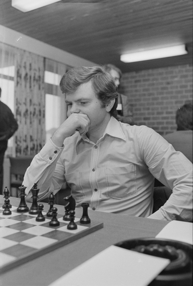 dgriffinchess's tweet image. Soviet master Viktor Kupreichik (1949-2017), pictured in play in the &apos;B&apos; group at Wijk aan Zee, January 1977. He was awarded the grandmaster title by FIDE in 1980.
(📷: noord-hollandsarchief.nl.) #chess