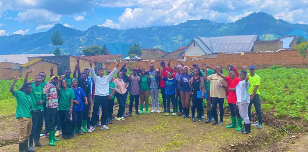 RwandaCSSA's tweet image. Today with @agripeak1, we have received a delegation from @Health_PC , for session at @RwandaCSSA Model Farms. We looked at the role of Young People in agricultural #transformation. 
Looking forward continued collaboration to engage youngsters in crop production. 📸:@__Trichia__