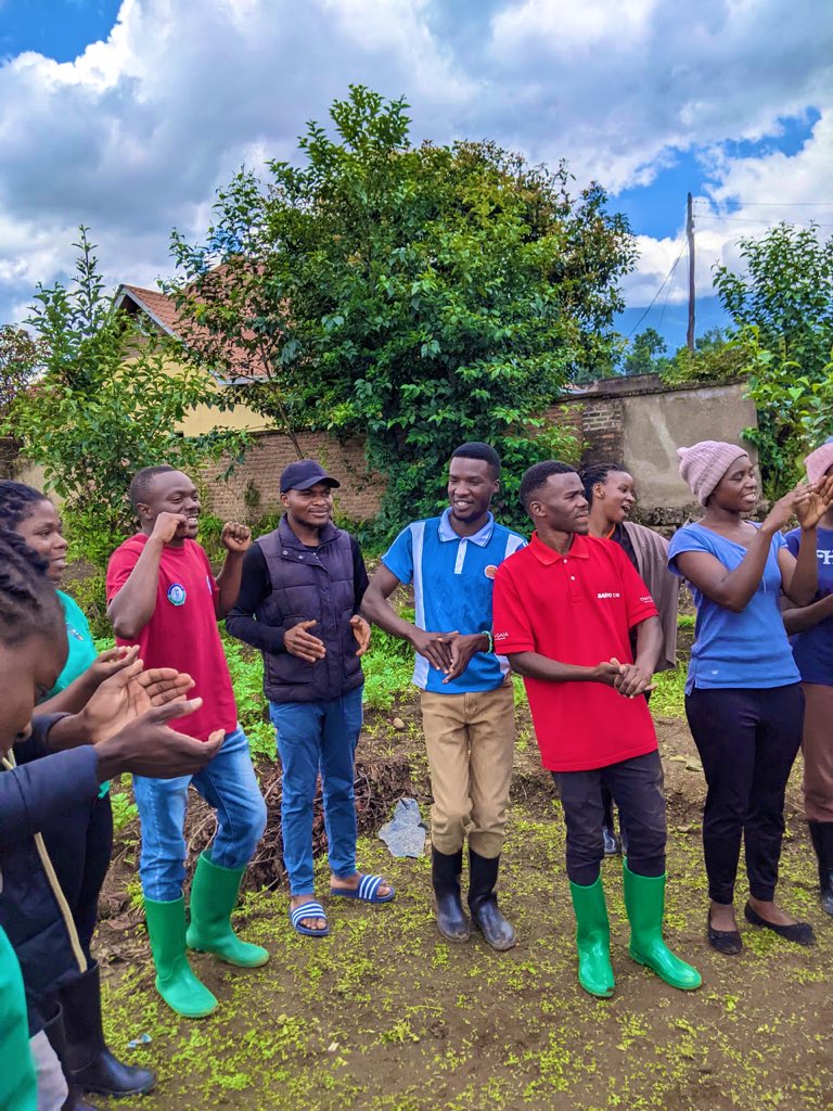 RwandaCSSA's tweet image. Today with @agripeak1, we have received a delegation from @Health_PC , for session at @RwandaCSSA Model Farms. We looked at the role of Young People in agricultural #transformation. 
Looking forward continued collaboration to engage youngsters in crop production. 📸:@__Trichia__