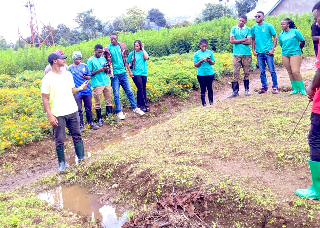 RwandaCSSA's tweet image. Today with @agripeak1, we have received a delegation from @Health_PC , for session at @RwandaCSSA Model Farms. We looked at the role of Young People in agricultural #transformation. 
Looking forward continued collaboration to engage youngsters in crop production. 📸:@__Trichia__