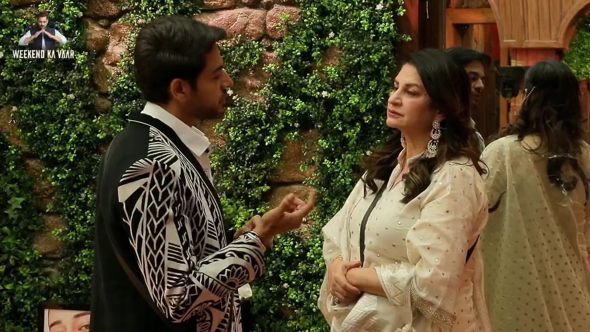 CallmePooji's tweet image. I&apos;m loving how #KunickaaSadanand straight went to #GauravKhanna to discuss, the first thing after the #WeekendKaVaar ,she genuinely has started to care for him &amp;amp; it shows on how their bond is growing again , and it&apos;s so cute to see how GK was also telling her things, my heart…