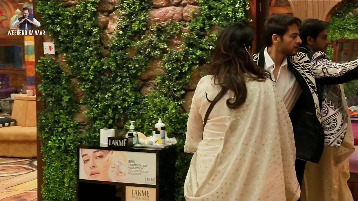 CallmePooji's tweet image. I&apos;m loving how #KunickaaSadanand straight went to #GauravKhanna to discuss, the first thing after the #WeekendKaVaar ,she genuinely has started to care for him &amp;amp; it shows on how their bond is growing again , and it&apos;s so cute to see how GK was also telling her things, my heart…