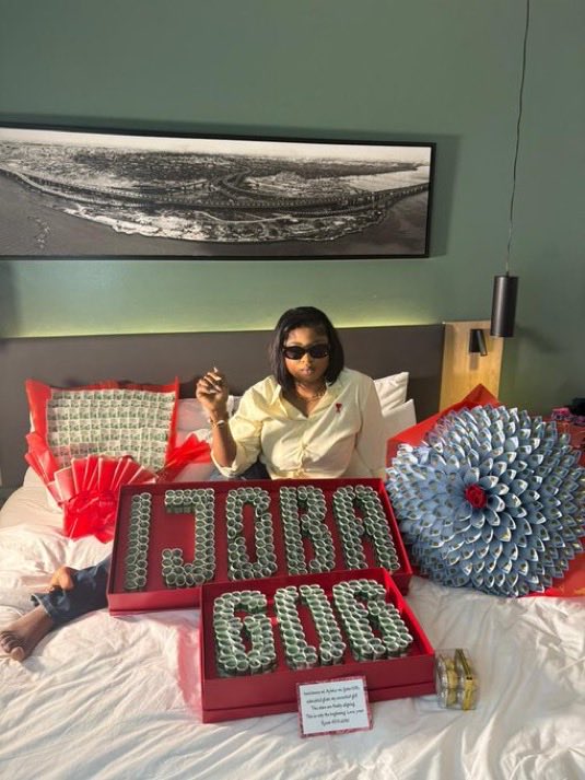 theNETng's tweet image. When your fans write and wrap your name in money 💰 

The love choke oh......nor be small thing. Imisi is loved 😍 

#BBNaija
