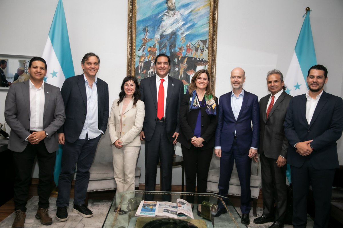 Hector Manuel Zelaya Castro (@hectorzelaya) on Twitter photo Recibimos en Casa Presidencial a Esra Turk, Directora Global de Finanzas Sostenibles del Deutsche Bank, y a Jörg Eigendorf, Gerente Global de Sostenibilidad del banco. Nos acompañaron también Kevin Conrad y Federica Bietta, Director y Coordinadora Ejecutiva de la Coalición de Recibimos en Casa Presidencial a Esra Turk, Directora Global de Finanzas Sostenibles del Deutsche Bank, y a Jörg Eigendorf, Gerente Global de Sostenibilidad del banco. Nos acompañaron también Kevin Conrad y Federica Bietta, Director y Coordinadora Ejecutiva de la Coalición de