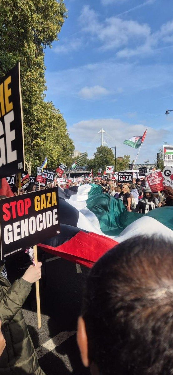 QudsNen's tweet photo. Around 500,000 people participated in a massive demonstration in the streets of London, showing solidarity with Gaza and celebrating the ceasefire ending the genocidal war in the Strip. https://t.co/x5PwpEQzei