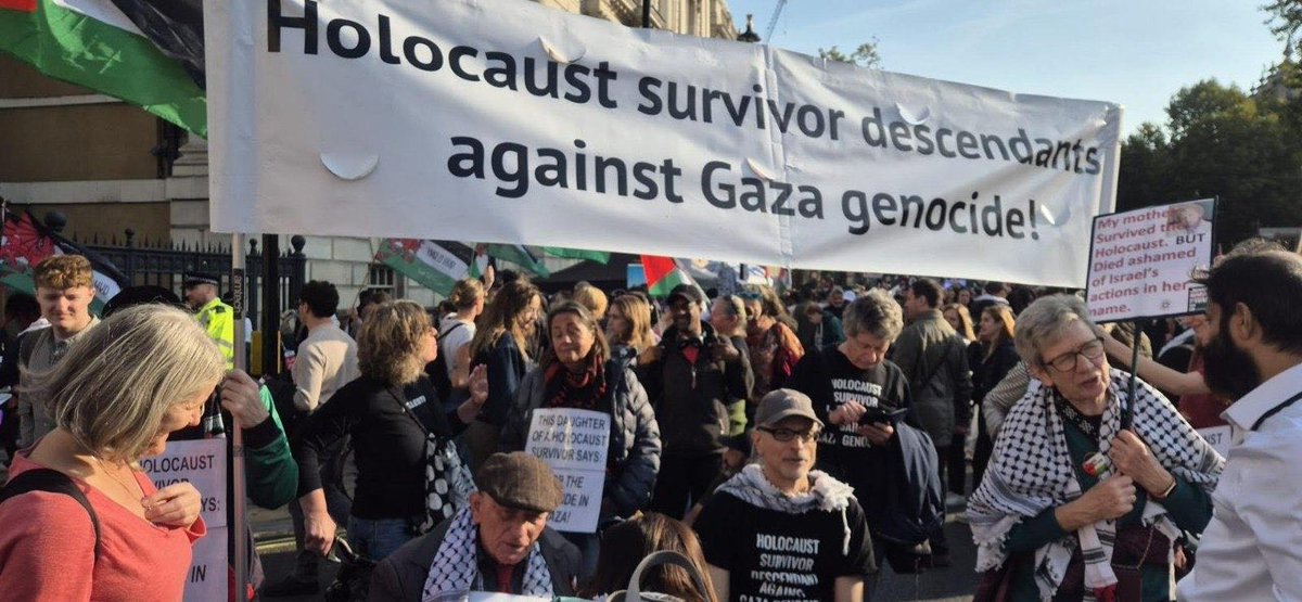 QudsNen's tweet photo. Around 500,000 people participated in a massive demonstration in the streets of London, showing solidarity with Gaza and celebrating the ceasefire ending the genocidal war in the Strip. https://t.co/x5PwpEQzei