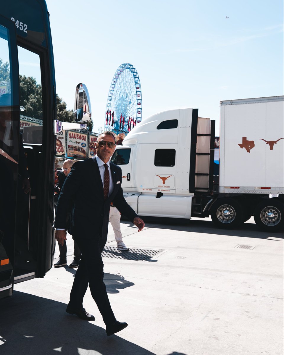 Allstate Red River Rivalry tweet media