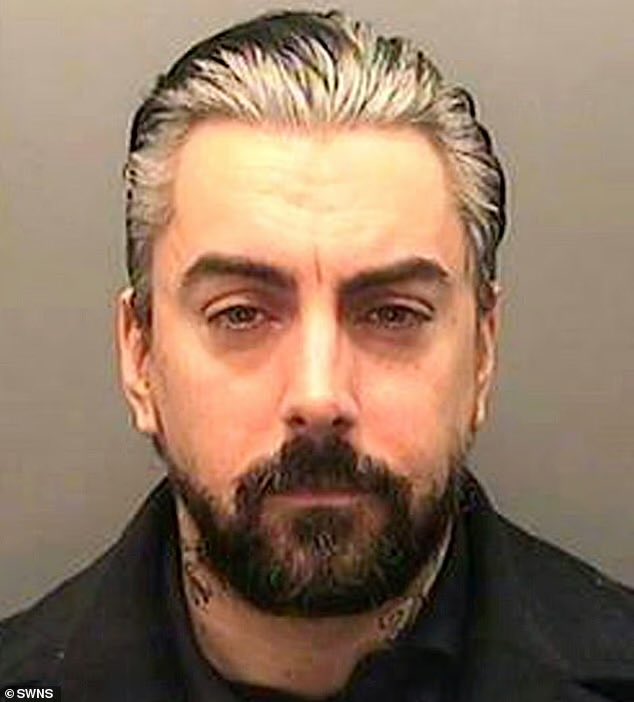 BreannaMorello's tweet image. 🚨SHOCKING🚨

Former Lostprophets singer Ian Watkins was reportedly killed in prison where he was serving a 29-year sentence for multiple child sex offenses. 

Allegedly, a fellow inmate slit his throat after prisoners were released from their cells this morning. 

Watkins, aged…