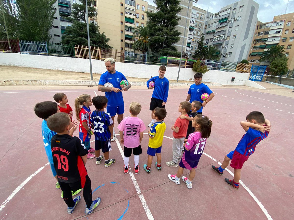 1mostolesfs's tweet photo. El Club ha puesto en marcha la iniciativa MRB-FS MÓSTOLES (Mi Equipo, Tu Cole)
donde visitaremos a varios colegios de nuestra ciudad para dar a conocer a nuestro Club…
#canteraazul https://t.co/Rt02NUHwnV