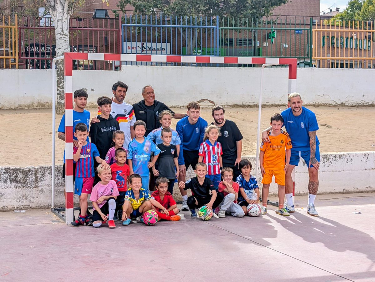1mostolesfs's tweet photo. El Club ha puesto en marcha la iniciativa MRB-FS MÓSTOLES (Mi Equipo, Tu Cole)
donde visitaremos a varios colegios de nuestra ciudad para dar a conocer a nuestro Club…
#canteraazul https://t.co/Rt02NUHwnV