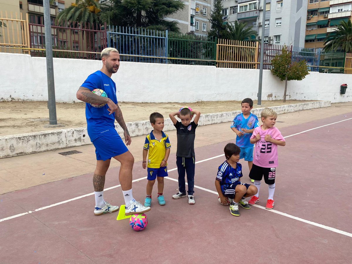 El Club ha puesto en marcha la iniciativa MRB-FS MÓSTOLES (Mi Equipo, Tu Cole)
donde visitaremos a varios colegios de nuestra ciudad para dar a conocer a nuestro Club…
#canteraazul