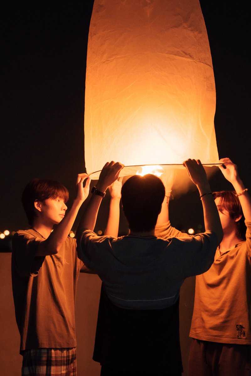 nampingnapat's tweet image. อีกซีนที่ชอบถ้าไม่มีชาญเจต เขมจะอยู่ยังไง สามหน่อตลอดไป พาวเวอร์พัฟไทยบ้าน วีแบร์แบร์บ้านโคก รักพวกแกนะพวกอ้วม 

ปล.โคมลอยนี้ไม่ได้ปล่อยจริง มีเอ็นเส้นเล็กมัดไว้หลังพ้นเฟรมก็ดึงลงมาดับครับผม

Khemjira The Series EP10
#เขมจิราต้องรอดEP10