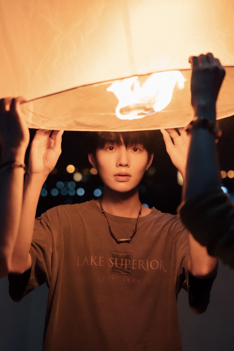 nampingnapat's tweet image. อีกซีนที่ชอบถ้าไม่มีชาญเจต เขมจะอยู่ยังไง สามหน่อตลอดไป พาวเวอร์พัฟไทยบ้าน วีแบร์แบร์บ้านโคก รักพวกแกนะพวกอ้วม 

ปล.โคมลอยนี้ไม่ได้ปล่อยจริง มีเอ็นเส้นเล็กมัดไว้หลังพ้นเฟรมก็ดึงลงมาดับครับผม

Khemjira The Series EP10
#เขมจิราต้องรอดEP10
