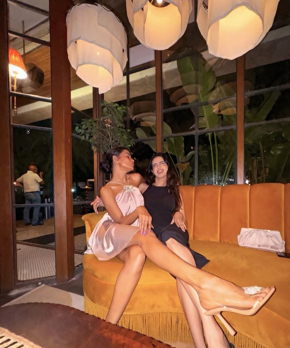 anvi95468852104's tweet photo. Her friends and family #familygirl #bestfriendonecanhave #beautifulinsideout #PriyankaChaharChoudhary https://t.co/ATcwYGbK9z