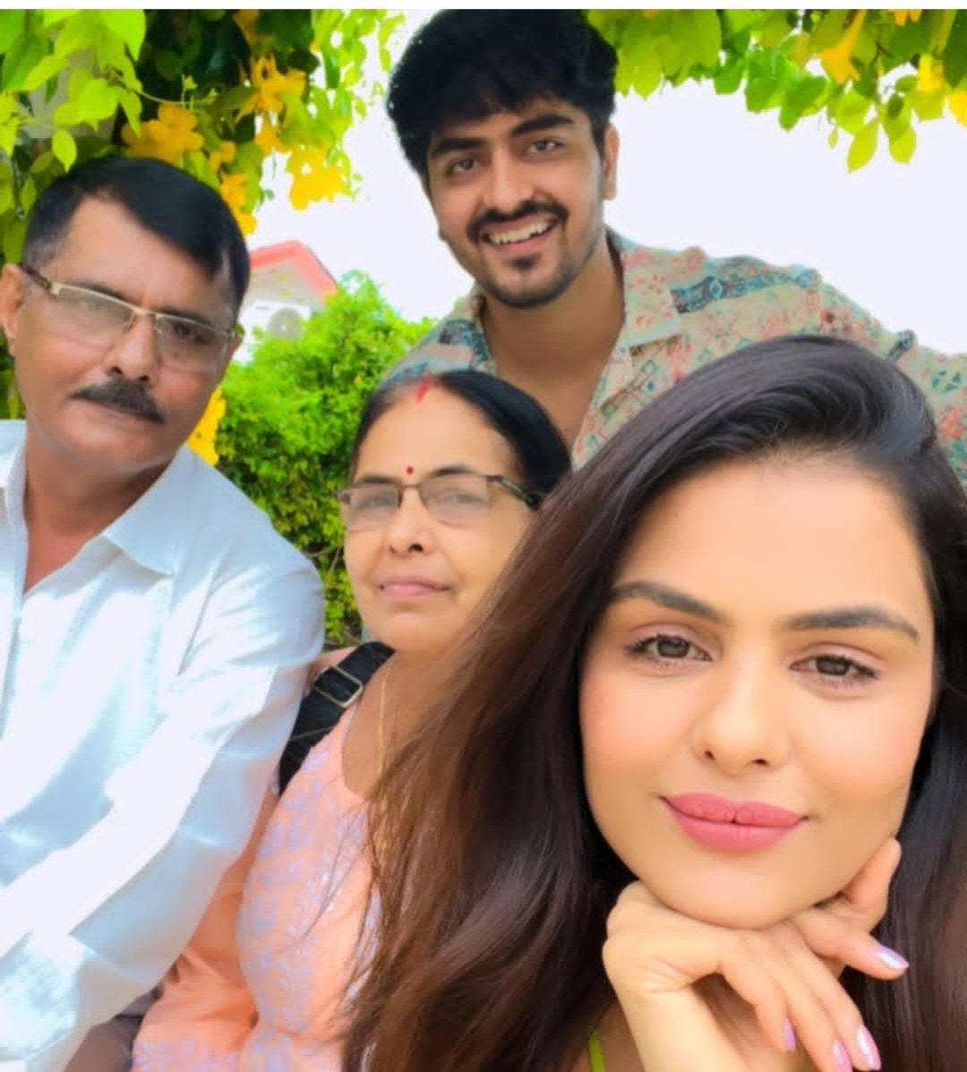 anvi95468852104's tweet photo. Her friends and family #familygirl #bestfriendonecanhave #beautifulinsideout #PriyankaChaharChoudhary https://t.co/ATcwYGbK9z