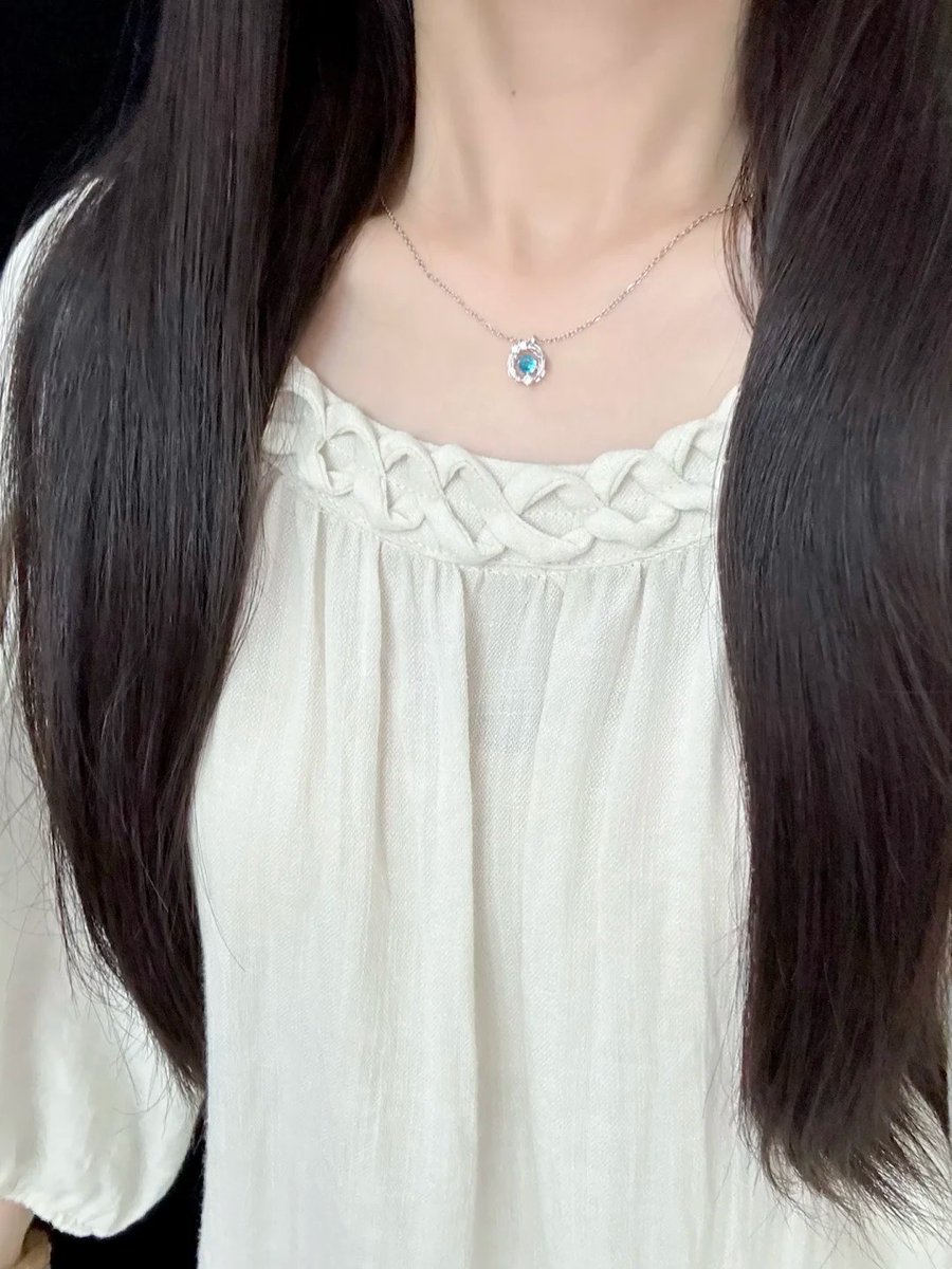 ✨ Just got my new necklace and I’m absolutely loving the sparkle! Feeling fabulous and unstoppable today 💖💫