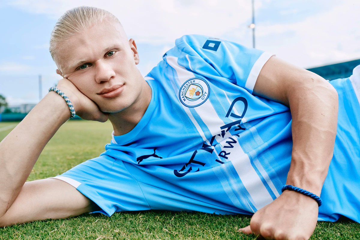 TouchlineX's tweet image. 🚨 𝗖𝗥𝗔𝗭𝗬 𝗙𝗔𝗖𝗧: From the 21 goals scored by Erling Haaland so far this season, only 1 came from a penalty.

Meanwhile Kylian Mbappé (17 goals) and Harry Kane (19 goals) both scored 6 goals from a penalty.