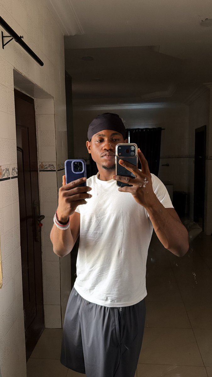 padreeben's tweet image. Which phone took the picture ? 🤣
(I’m bored)