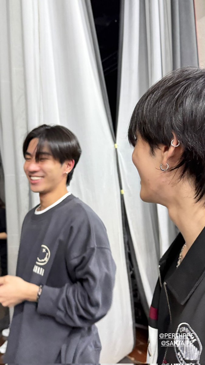 SantaOfficialTH's tweet image. เวียดนามหวานมากไม่ห่างกันเลยนะพี่น้องสองคนนี้
Cr.IGS kasibook_ 

PERTHSANTA P10L VN FANMEET

#Perfect10LinersFMinVietnam
#PerthSanta #เพิร์ธเเซนต้า
#PerthTanapon #Santapp