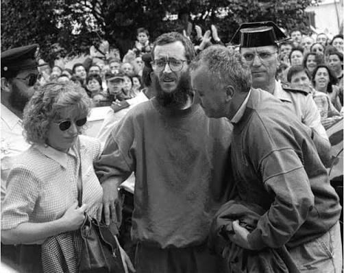 -A la izquierda Jimena González, a su regreso de las torturas y suplicios padecidos en Israel
-A la derecha, Ortega Lara tras regresar de unas vacaciones a pensión completa en el País Vasco.